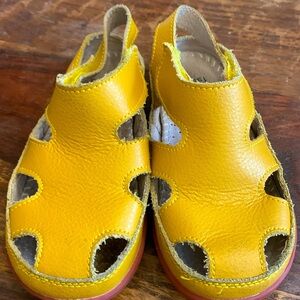Wicky shoes kids size 29 mustard color excellent condition